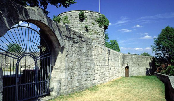 Mauern und Stützwände
