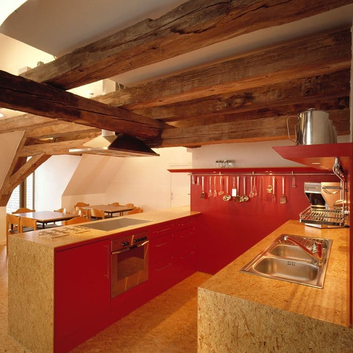Rote Küche im Dachgeschoss