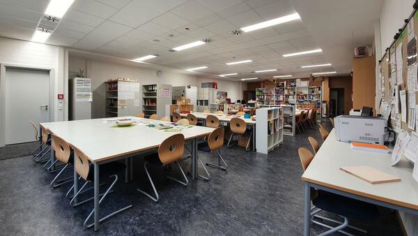 Provisorisches Lehrerzimmer im neuen Multifunktionsraum (Mai 2021)