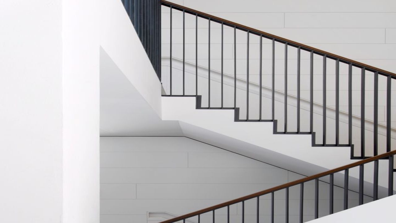 Empore mit Absturzsicherung aus Glas