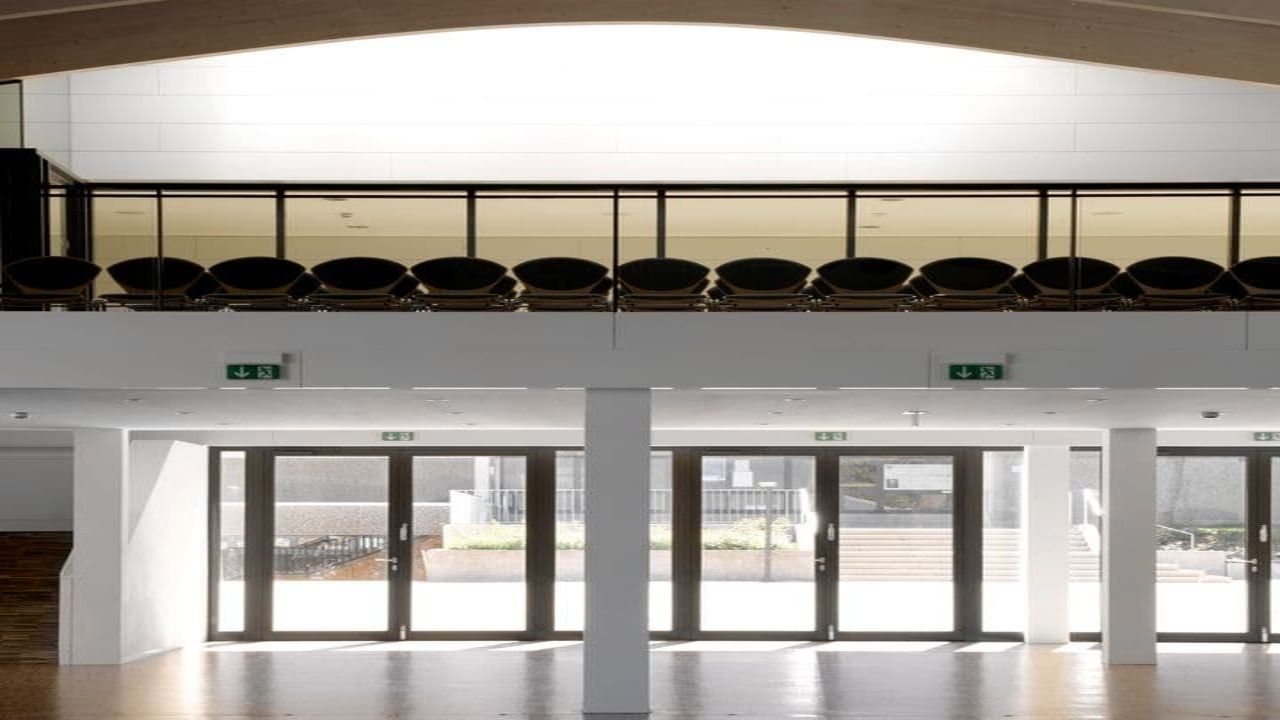 Empore mit Absturzsicherung aus Glas